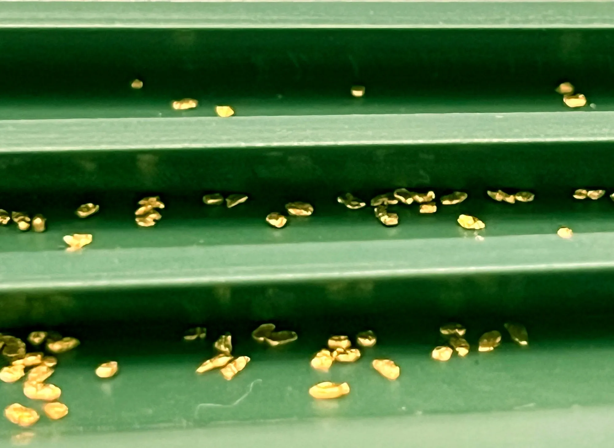 Sluice box matting with rubber riffles; gold sluice mat for sluice box; gold prospecting supplies;10x27 or 12x36 inch cut to fit, green color with multiple aggressive rib patterns